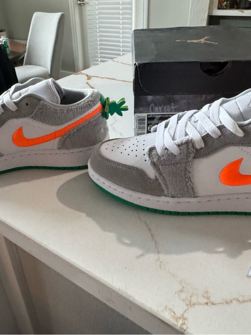 *RARE* *NEW* Nike Air Jordan 1 Lows - Carrot, Size 6Y - Picture 5 of 9
